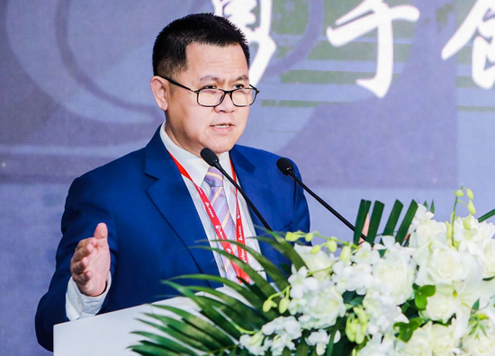 上图为新华保险党委书记,首席执行官,总裁李全